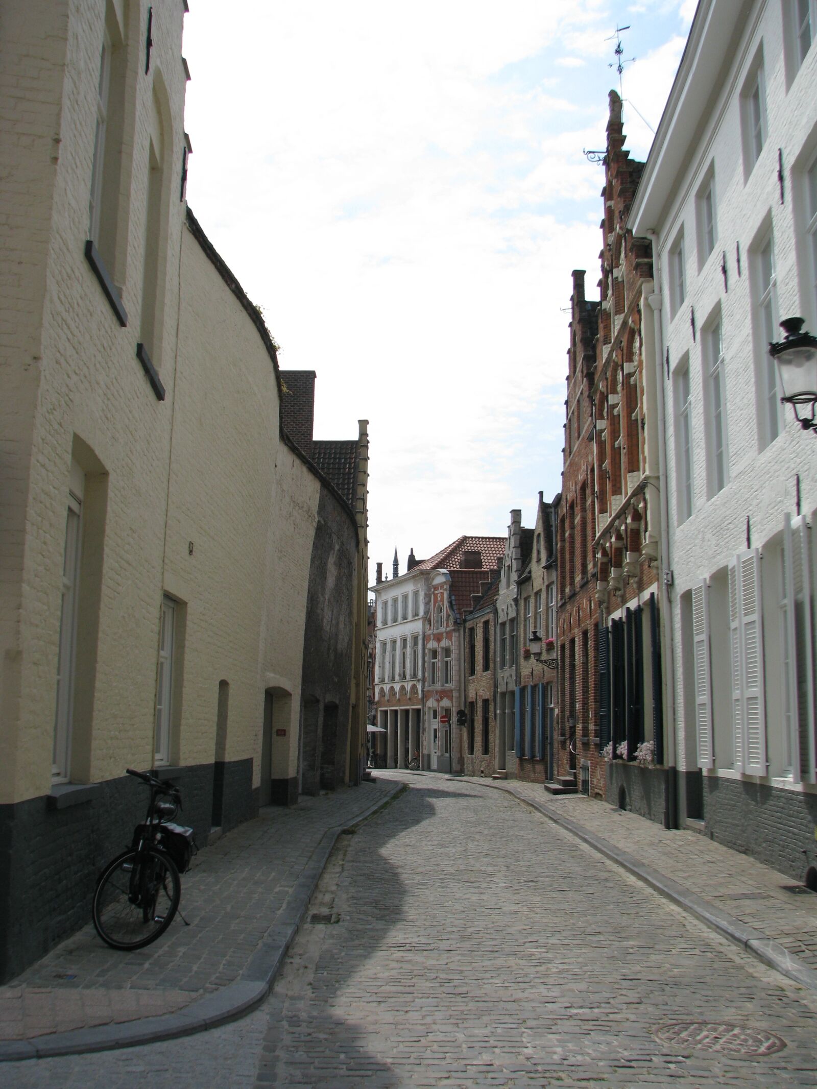 Canon POWERSHOT S5 IS sample photo. Bruges, kamienica, shutters photography