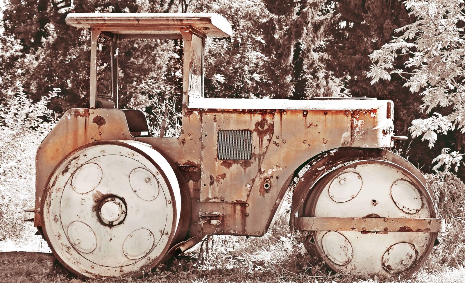 Canon EOS 550D (EOS Rebel T2i / EOS Kiss X4) sample photo. Old tractor, machine, roller photography