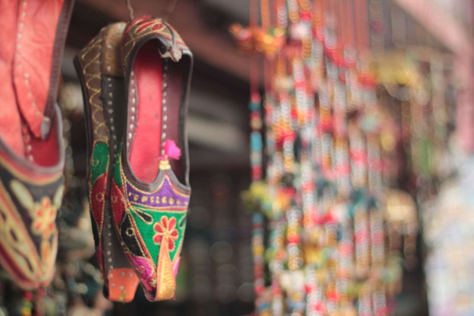Canon EOS 550D (EOS Rebel T2i / EOS Kiss X4) sample photo. Indian traditional, foot wear photography