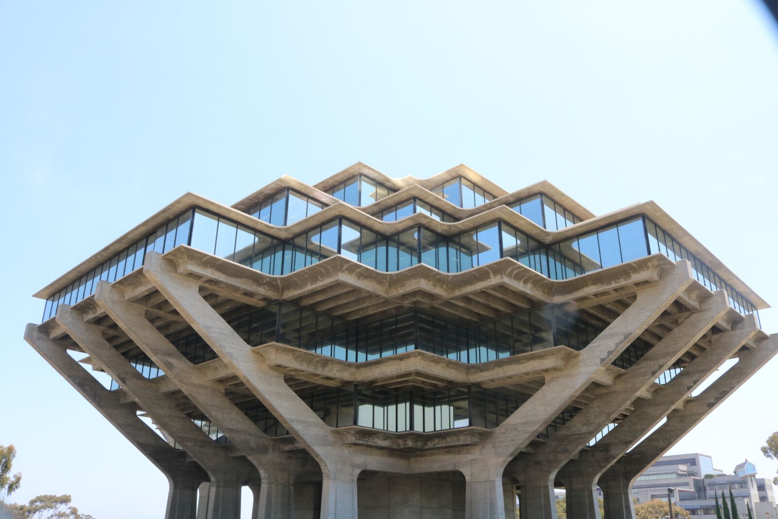 Canon EOS 750D (EOS Rebel T6i / EOS Kiss X8i) sample photo. Building, sky, blue sky photography