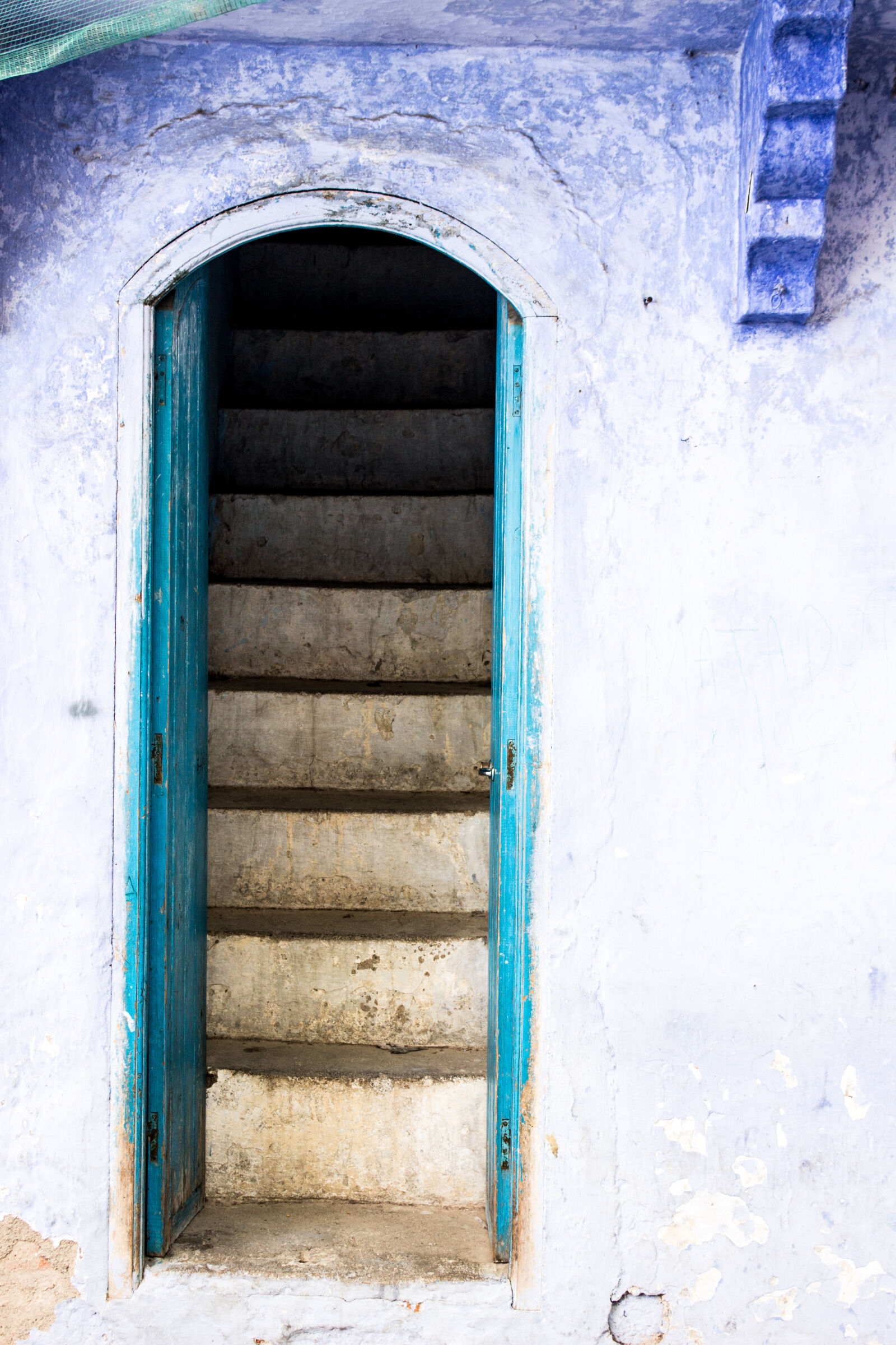 Canon EOS 600D (Rebel EOS T3i / EOS Kiss X5) + Canon EF-S 18-55mm F3.5-5.6 III sample photo. Blue, door, marroco, stairs photography