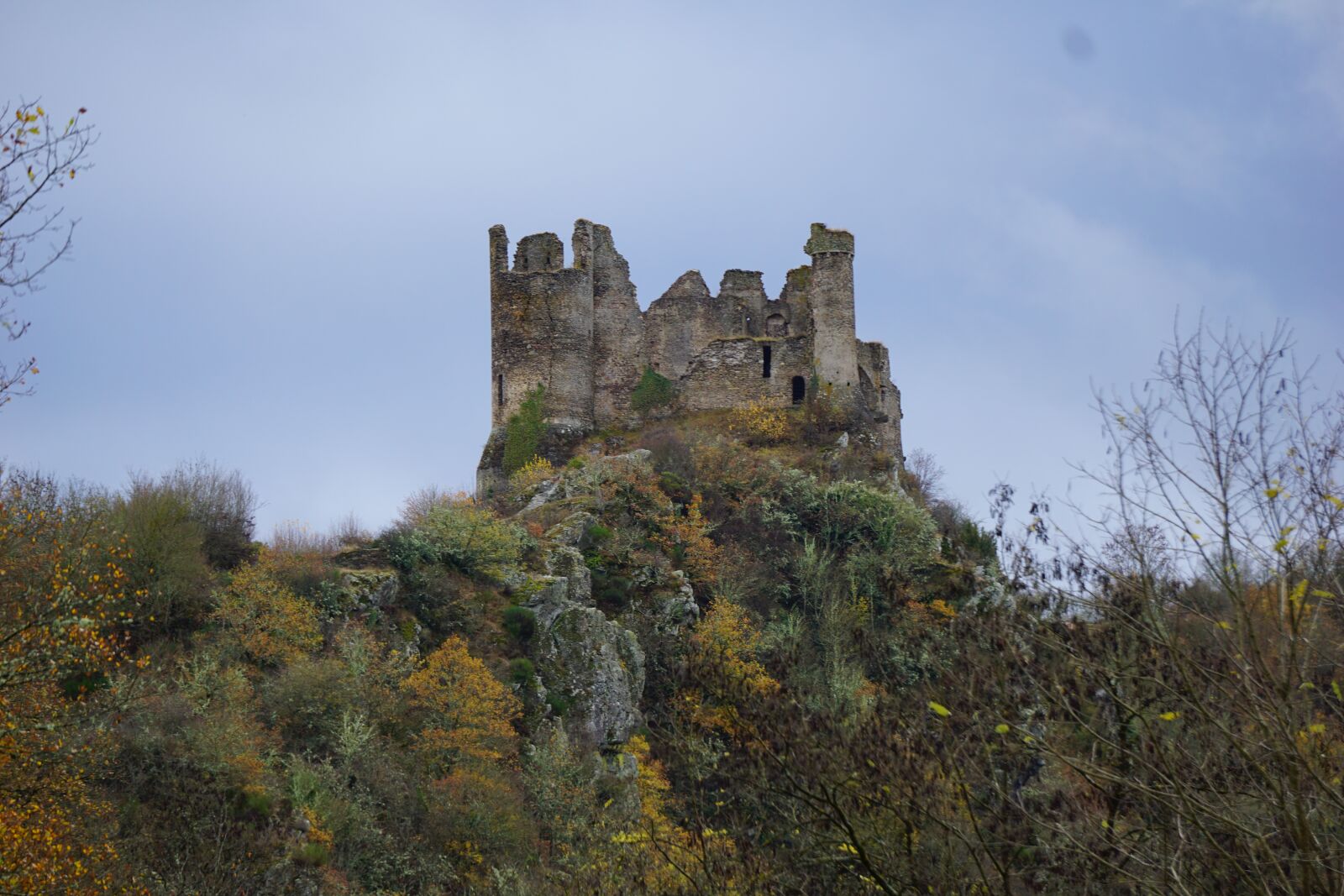 Sony E 55-210mm F4.5-6.3 OSS sample photo. Auvergne, chateau, ruines photography