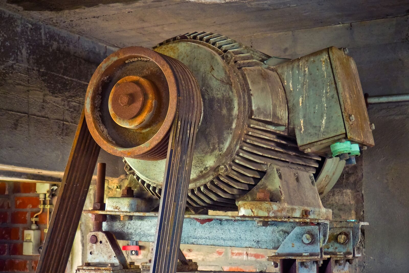 Olympus OM-D E-M10 sample photo. Lost places, warehouse, stock photography