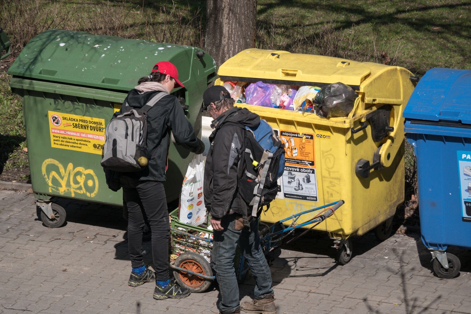 Panasonic Lumix DMC-GX85 (Lumix DMC-GX80 / Lumix DMC-GX7 Mark II) sample photo. People, trash, guise photography