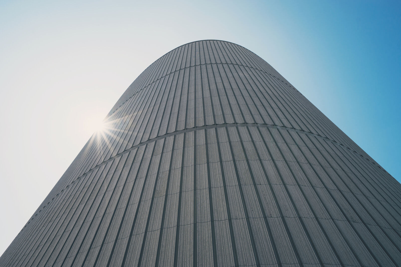 Sony a7 II + Sony Vario-Tessar T* FE 16-35mm F4 ZA OSS sample photo. Building, pattern, architecture, perspective photography