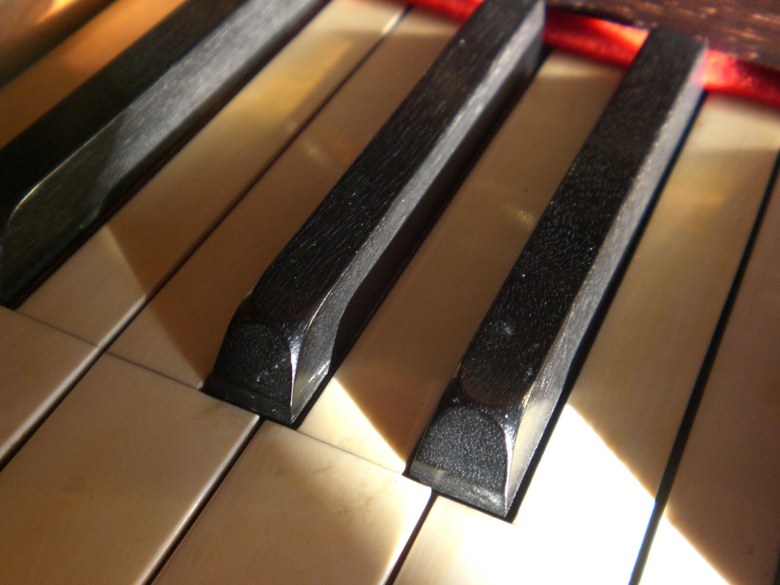 CASIO EX-Z75 sample photo. Piano, keyboard, keys photography