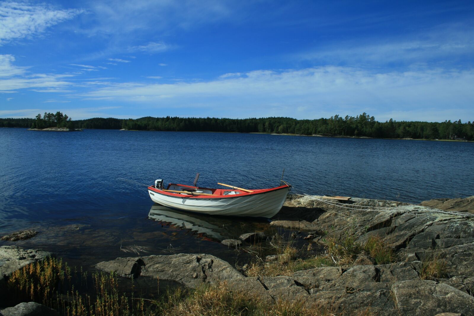 Canon EOS 400D (EOS Digital Rebel XTi / EOS Kiss Digital X) sample photo. Waters, boat, sweden photography