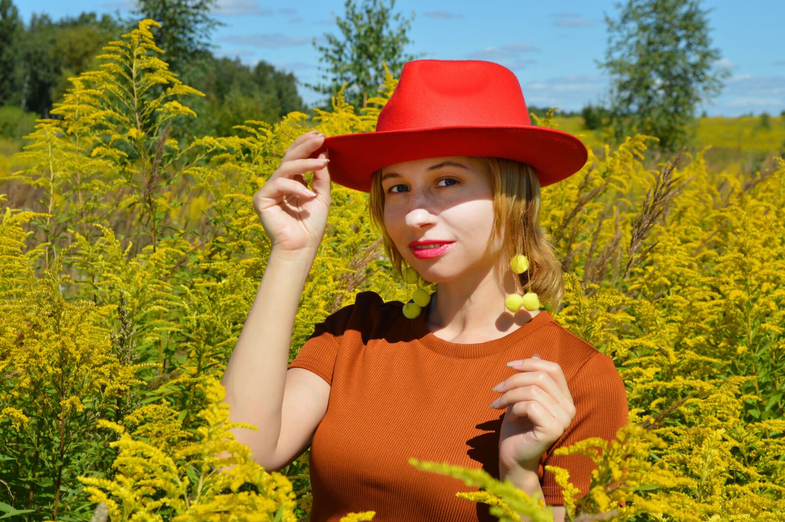 Nikon D3200 sample photo. Woman, red hat, field photography