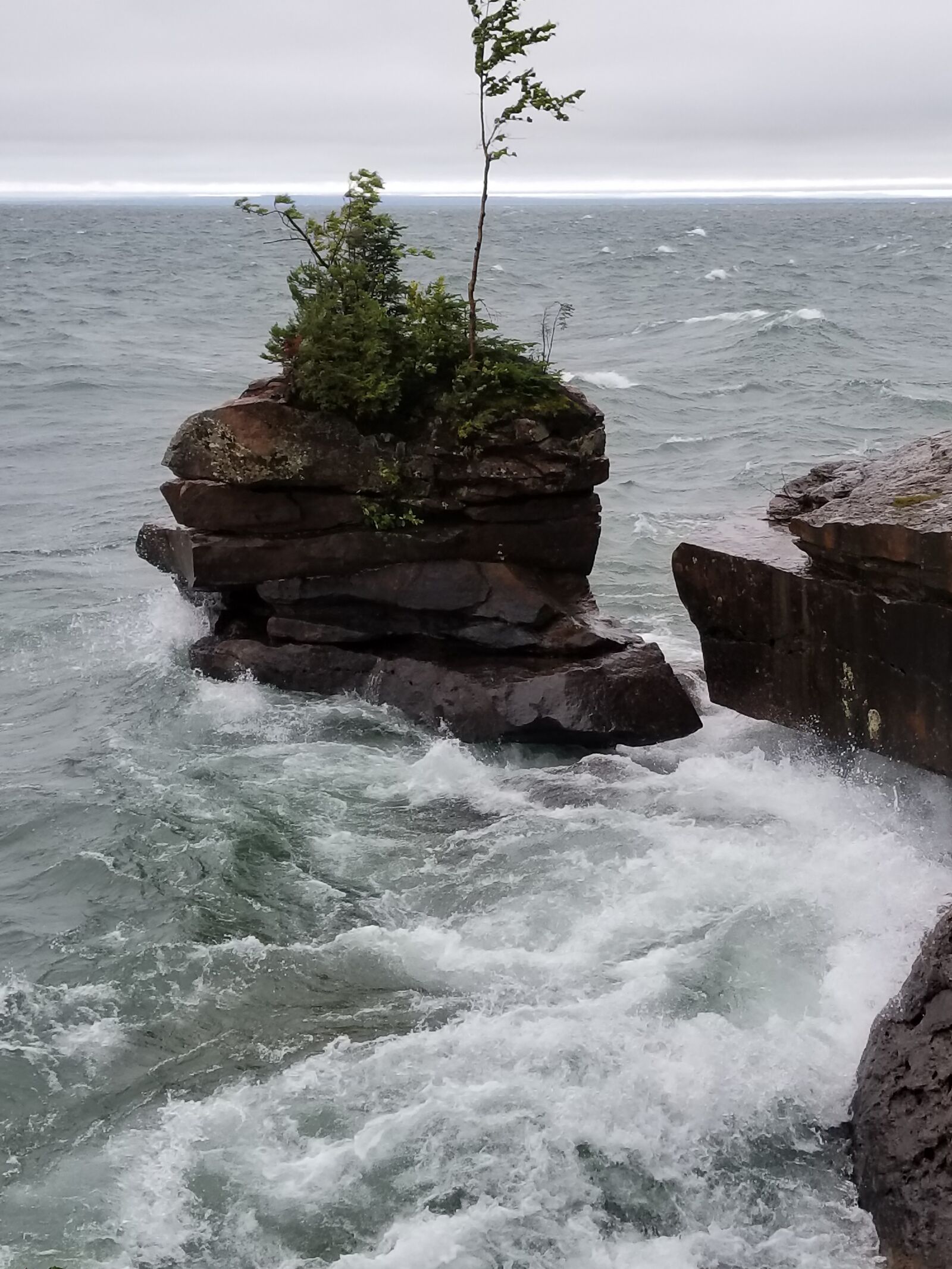 Samsung Galaxy S8 sample photo. Lake, rock, water photography