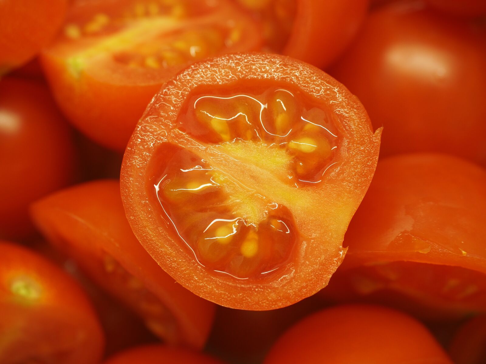 Olympus OM-D E-M1 + Olympus M.Zuiko Digital ED 12-40mm F2.8 Pro sample photo. Tomato, tomato carving, carving photography