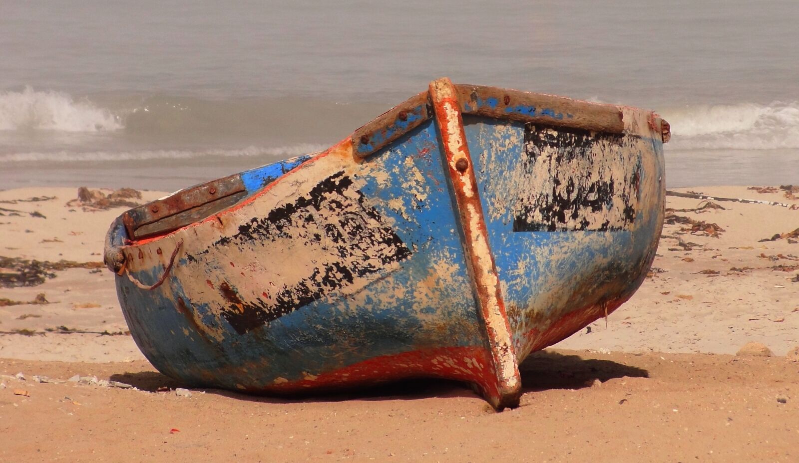 Sony Cyber-shot DSC-H20 sample photo. Boat, fishing vessel, beach photography