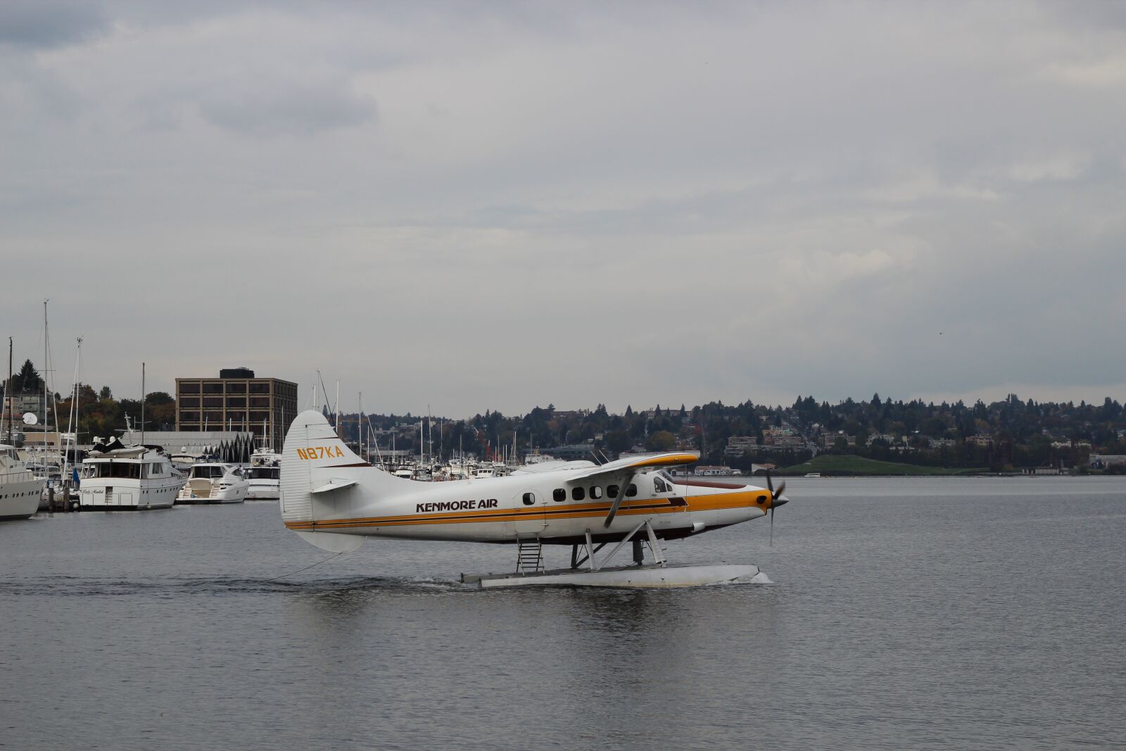 Canon EOS 600D (Rebel EOS T3i / EOS Kiss X5) + Canon EF 50mm F1.8 II sample photo. Airplane, lake, old boat photography