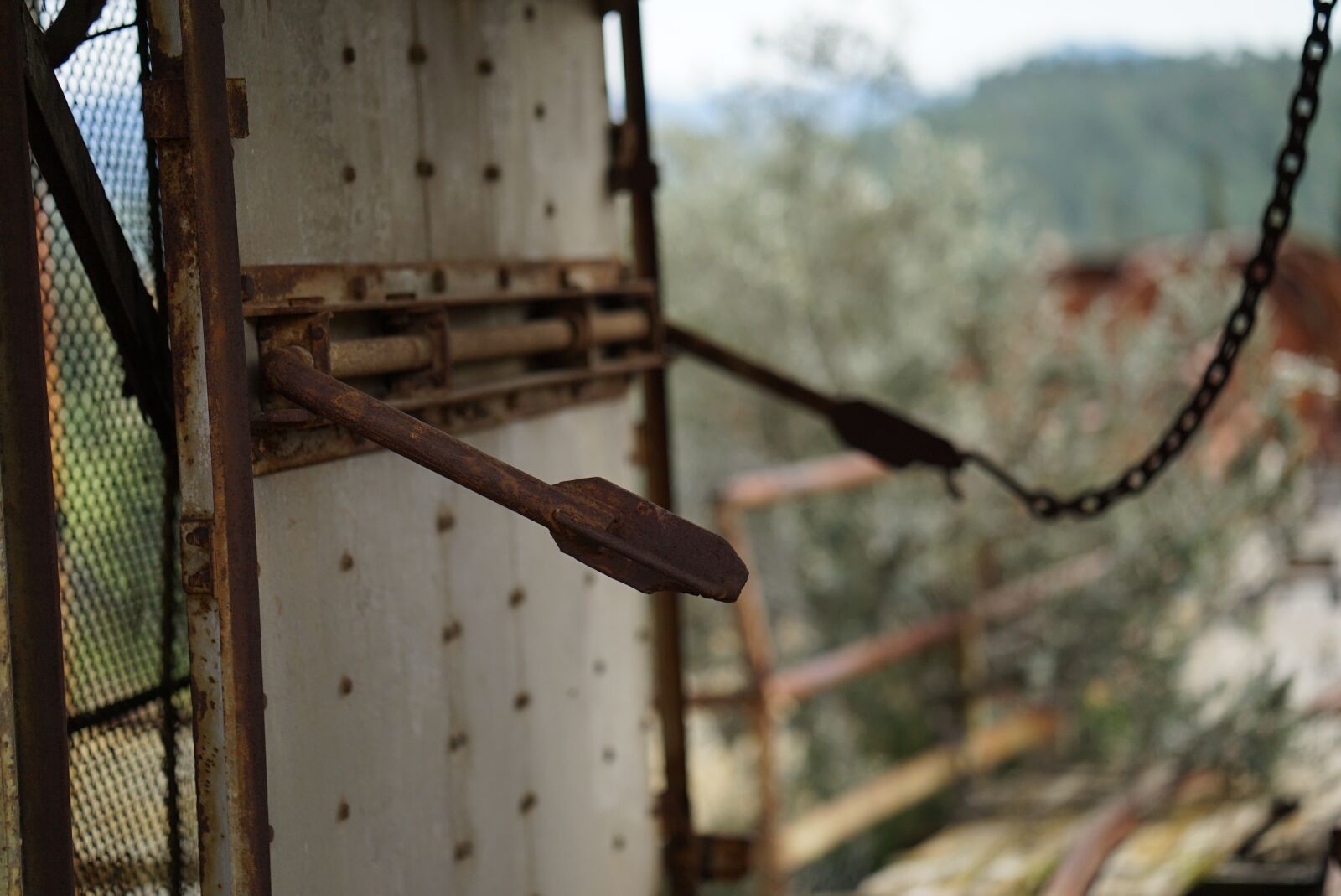 ZEISS Batis 85mm F1.8 sample photo. Lever, rust, abandoned photography