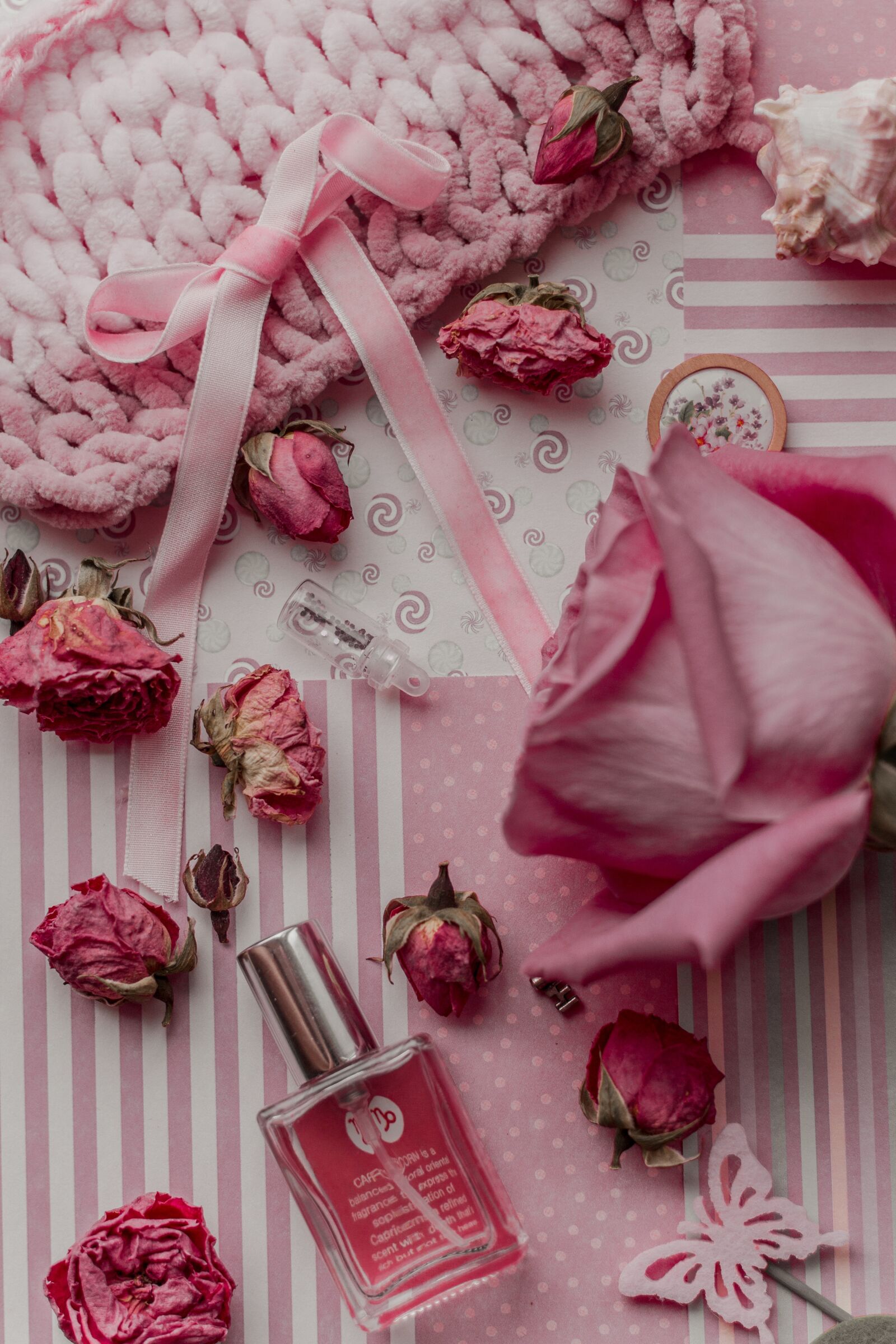 Canon EOS 600D (Rebel EOS T3i / EOS Kiss X5) + Canon EF 50mm F1.8 STM sample photo. Rose, pink, gift photography