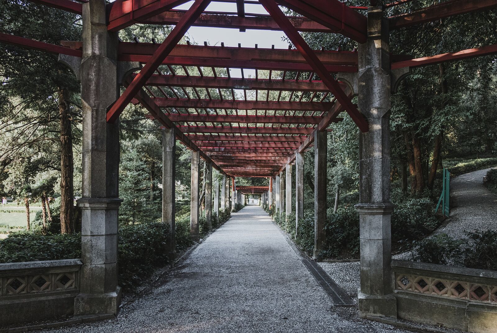 Canon EOS 750D (EOS Rebel T6i / EOS Kiss X8i) sample photo. Garden, architecture, columns photography