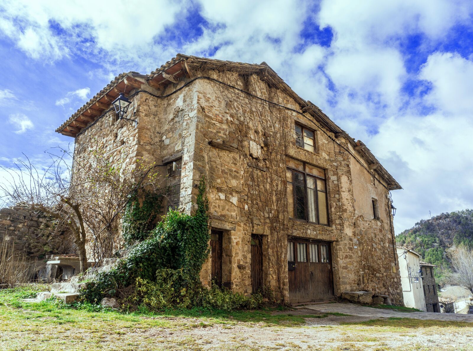Sony E 16-50mm F3.5-5.6 PZ OSS sample photo. Architecture, old, house photography