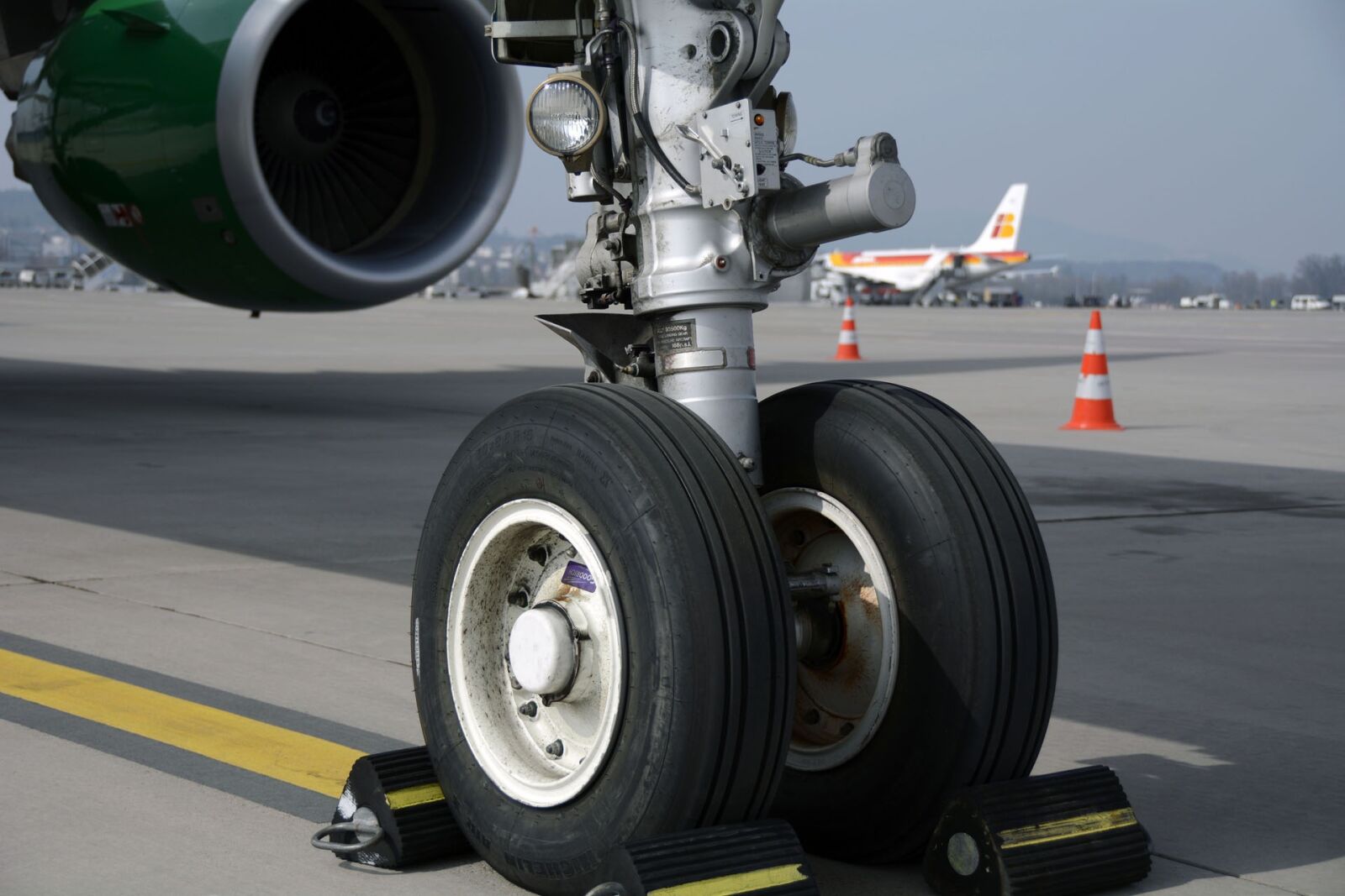 Nikon D7100 sample photo. Chassis, nosewheel, wheels photography