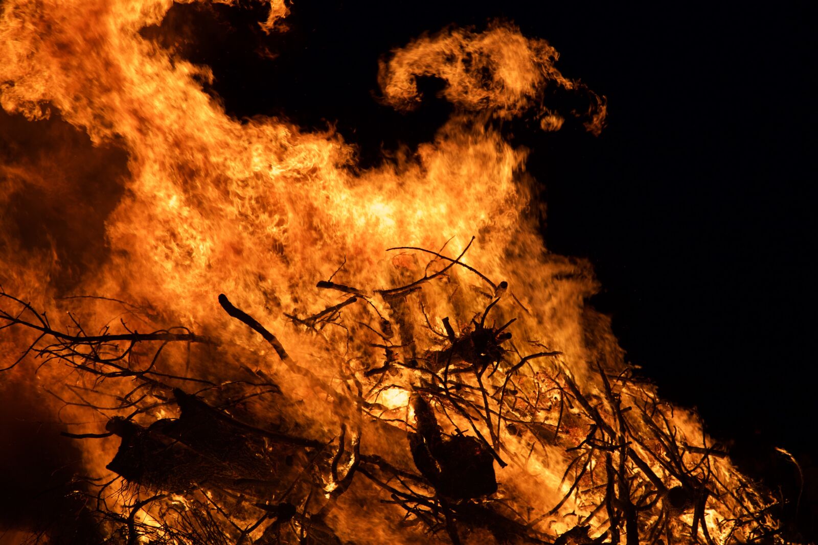 Canon EOS 6D + Canon EF 24-105mm F4L IS USM sample photo. Detail, fire, night photography