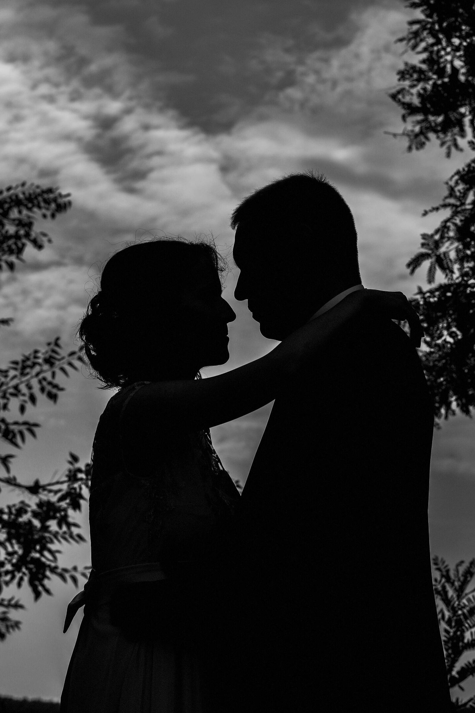 Canon EOS 5D Mark III sample photo. Silhouette, bride, groom, kiss photography