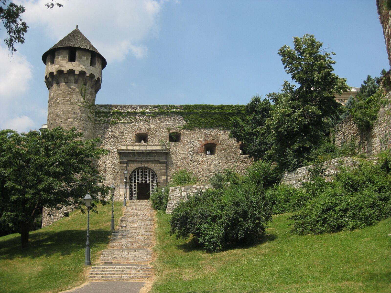 Canon PowerShot SD1100 IS (Digital IXUS 80 IS / IXY Digital 20 IS) sample photo. Budapest, hungary, castle photography