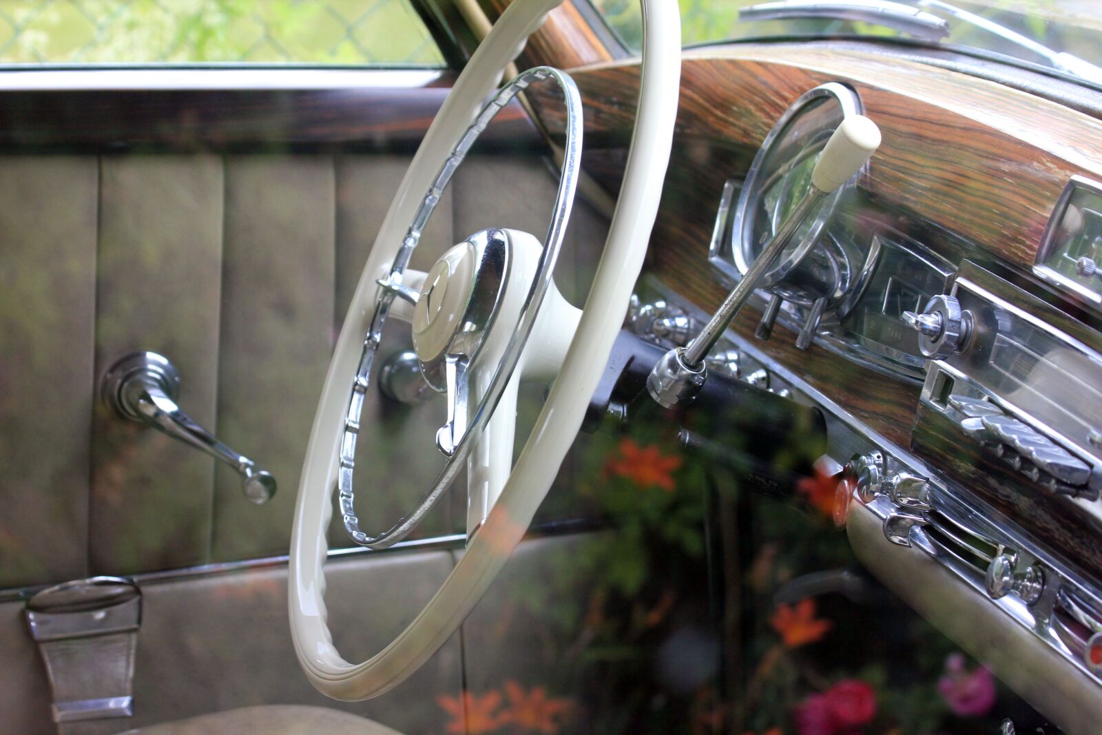 Canon EOS 550D (EOS Rebel T2i / EOS Kiss X4) sample photo. Car, steering wheel, reflection photography