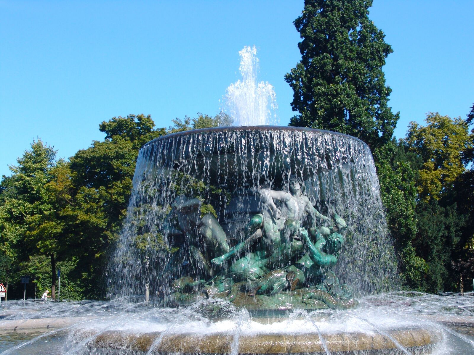 Sony DSC-F828 sample photo. Dresden, fountain, water photography