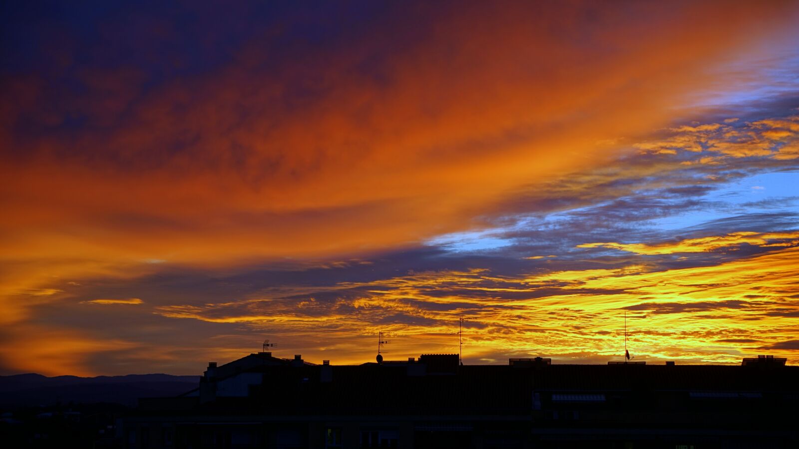 Sony E 55-210mm F4.5-6.3 OSS sample photo. Sky, red, twilight photography