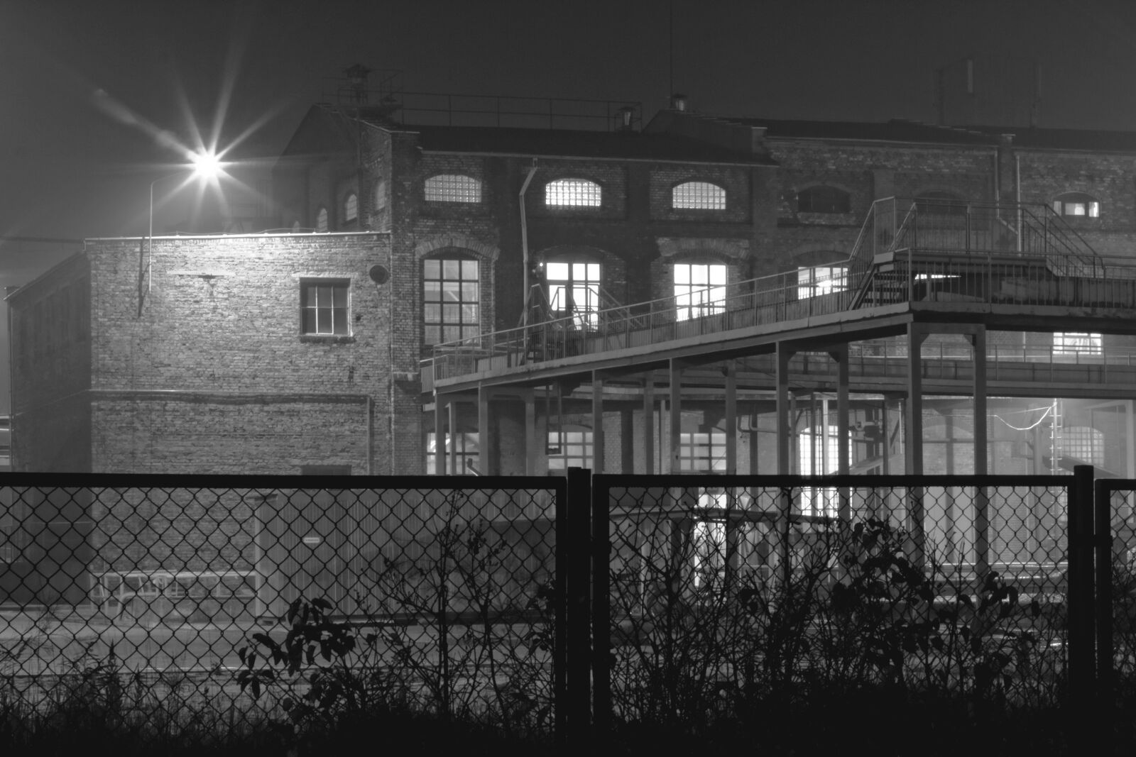 Canon EOS 400D (EOS Digital Rebel XTi / EOS Kiss Digital X) sample photo. Architecture, black, and, white photography