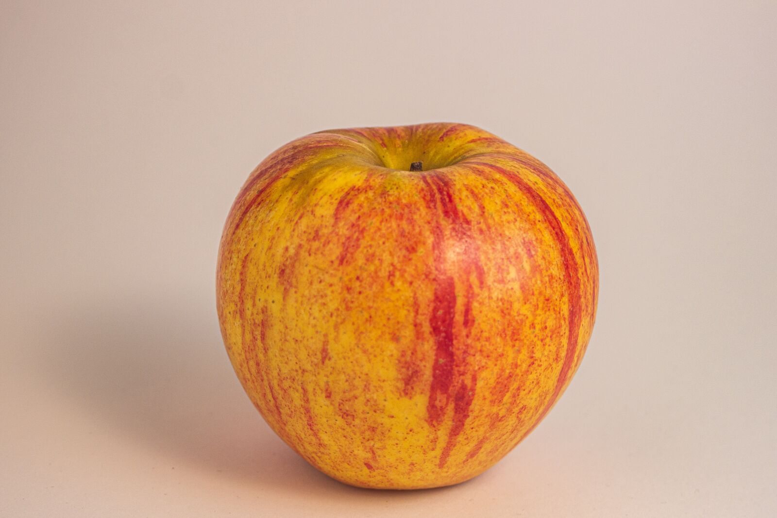 Canon EF 28-80mm f/3.5-5.6 sample photo. Apple, fruit, organic photography