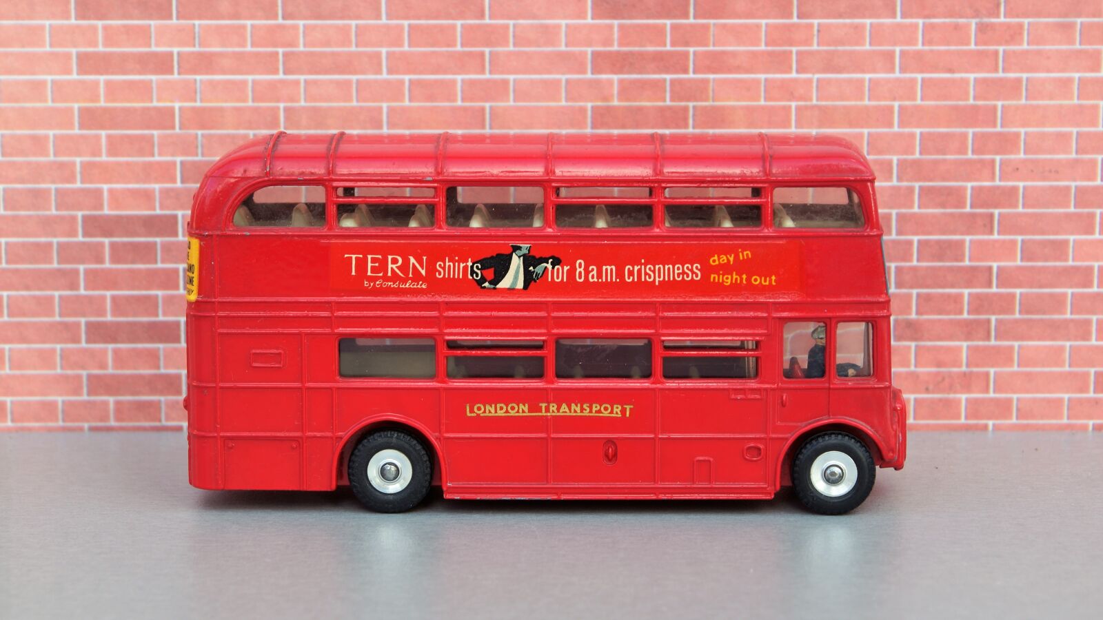 Sony DT 18-70mm F3.5-5.6 sample photo. Model car, double decker photography
