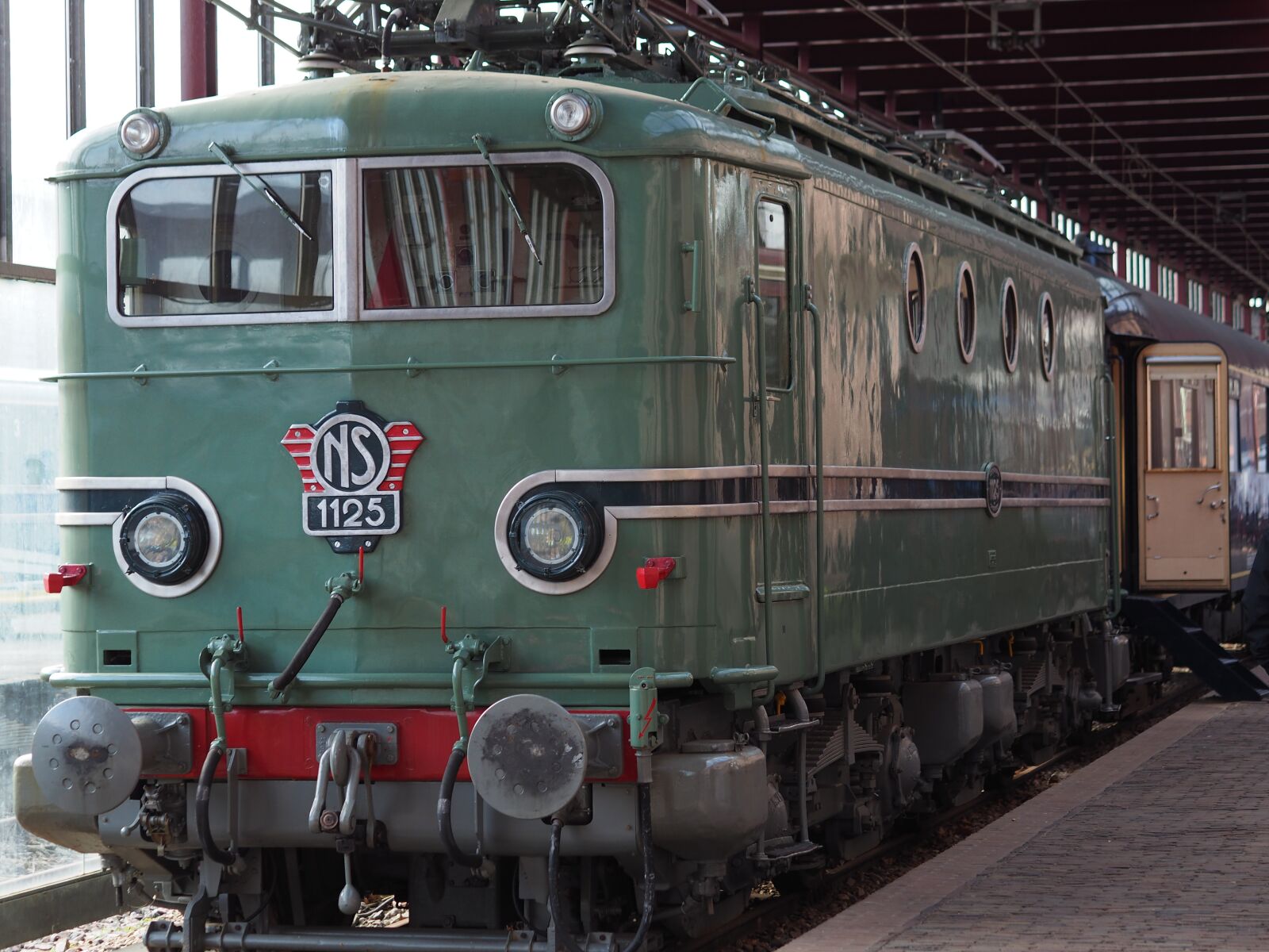 Olympus OM-D E-M10 II + Olympus M.Zuiko Digital 45mm F1.8 sample photo. Train, utrecht, locomotive photography