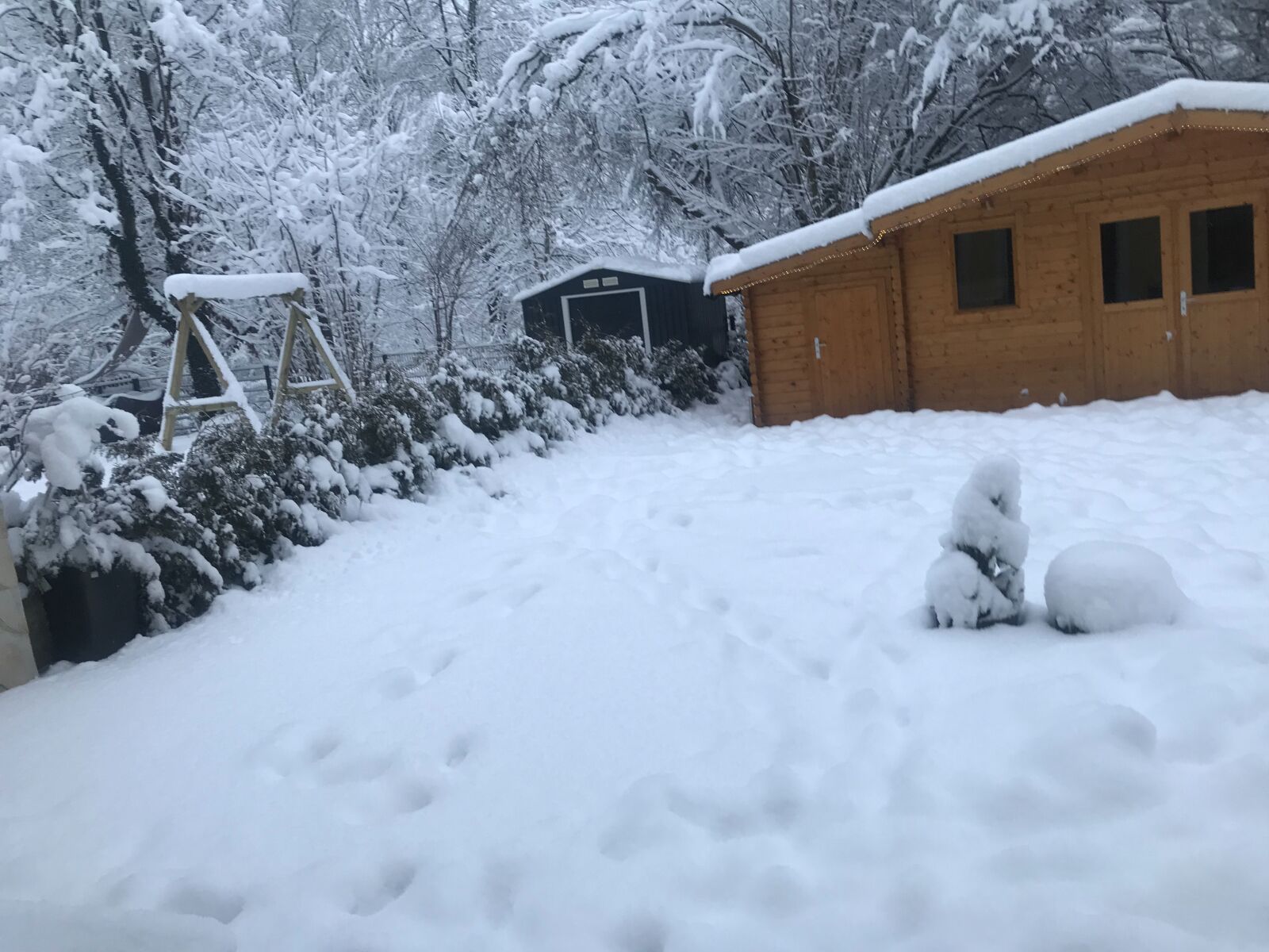 iPhone 7 Plus back dual camera 3.99mm f/1.8 sample photo. Schnee, winter, hütte photography