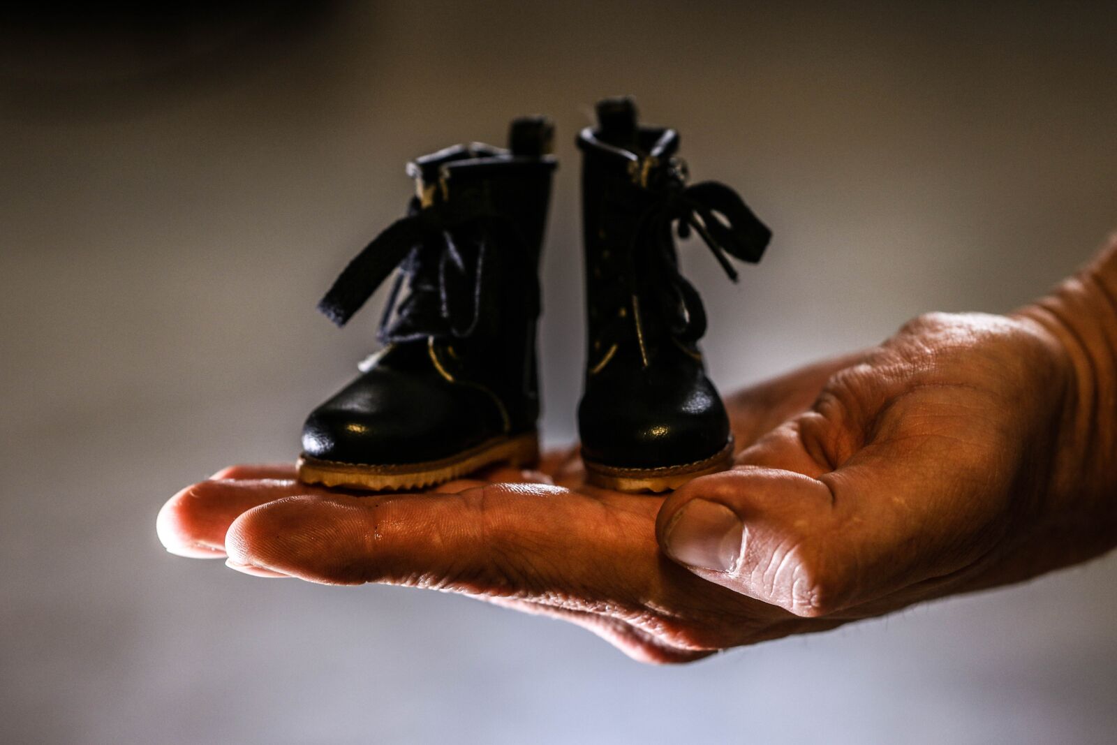 Canon EOS 7D Mark II sample photo. Hand, shoes, miniature photography
