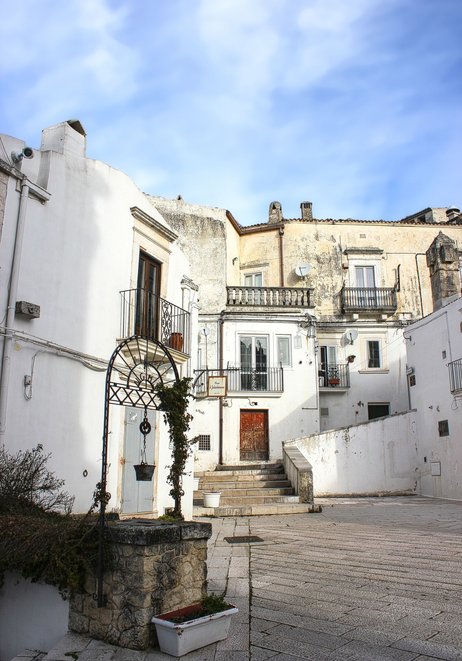 Canon EOS 550D (EOS Rebel T2i / EOS Kiss X4) sample photo. White houses, balconies, buildings photography