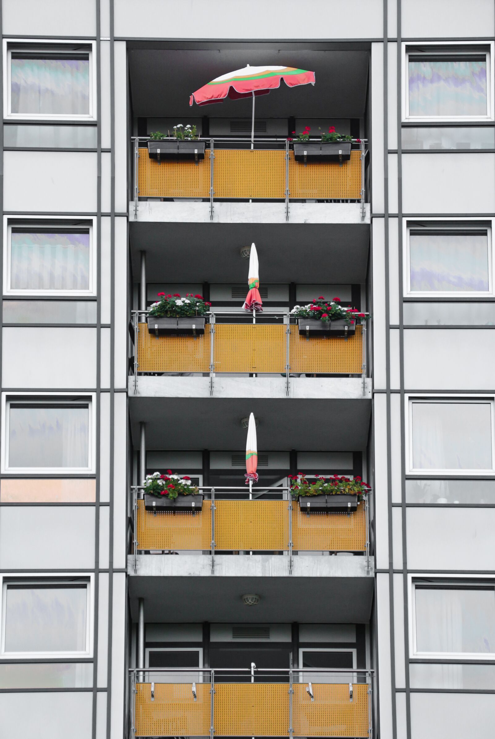 Canon EOS 700D (EOS Rebel T5i / EOS Kiss X7i) sample photo. Architecture, balconies, facade photography