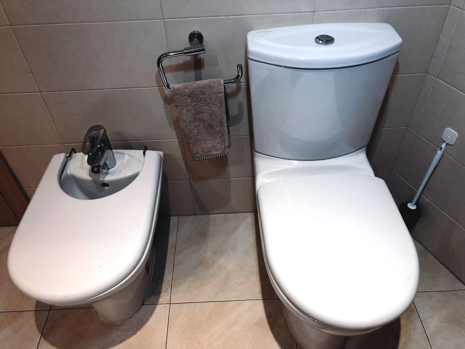 iPhone X back dual camera 4mm f/1.8 sample photo. Bidet, toilet, bathroom photography