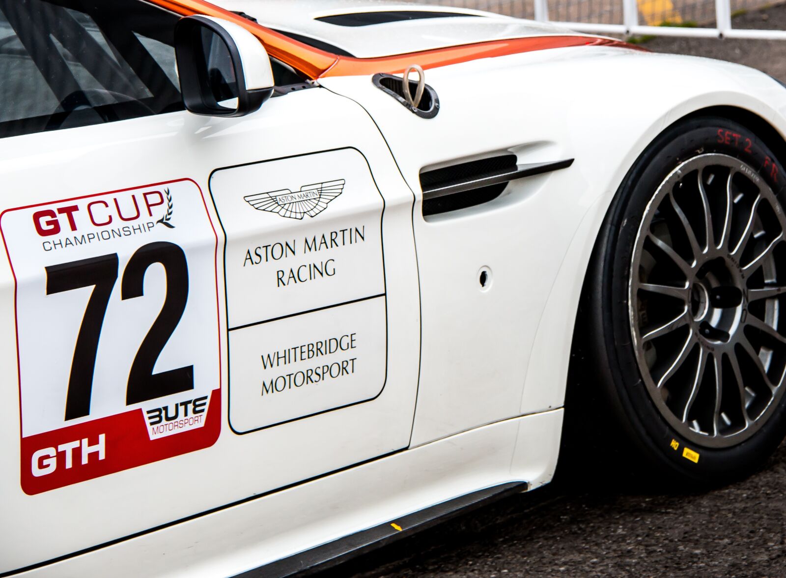 Canon EOS 70D sample photo. Aston marin v8 vantage photography