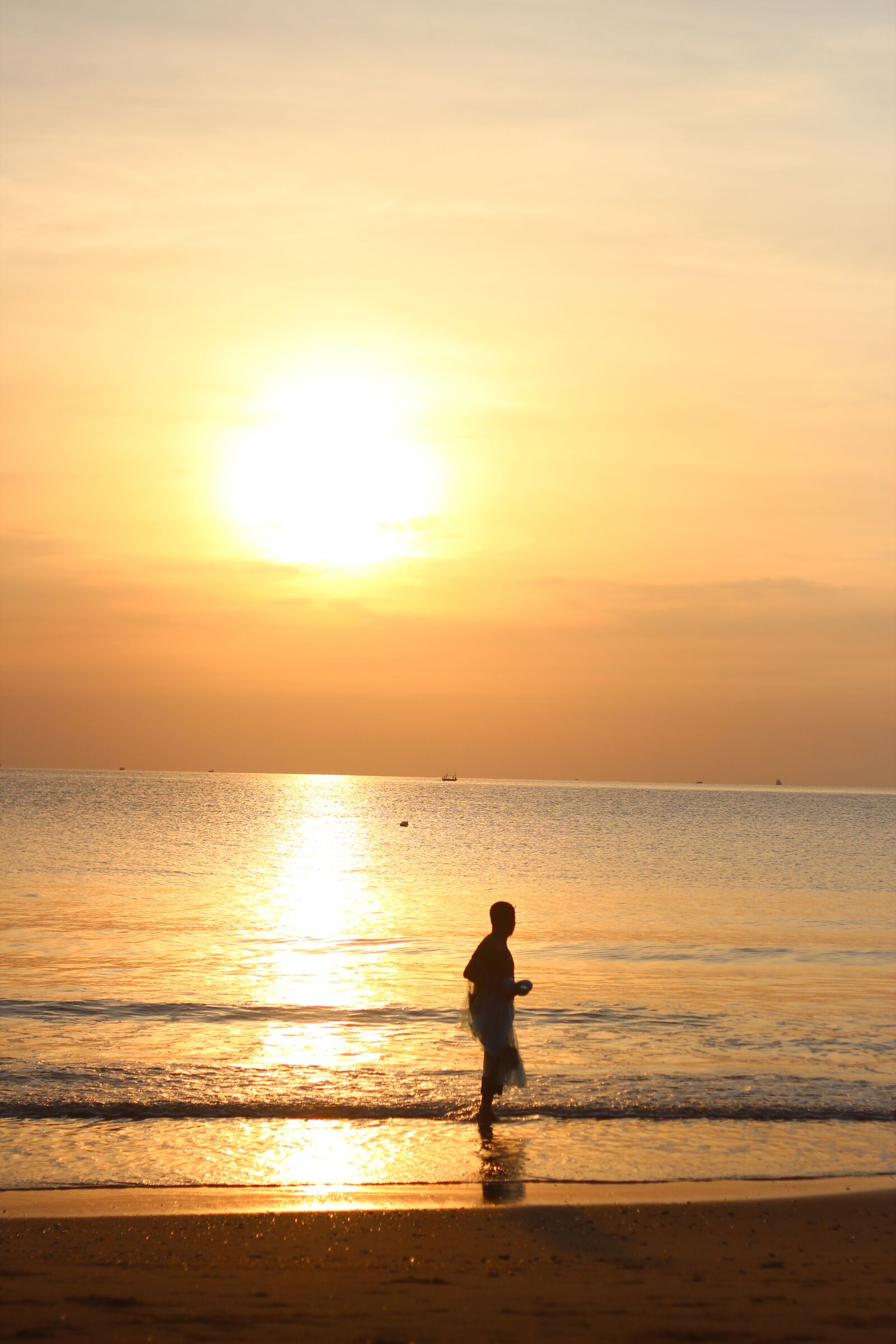 Canon EOS 600D (Rebel EOS T3i / EOS Kiss X5) + Canon EF 50mm F1.8 II sample photo. Sunrise, tourism, beach photography