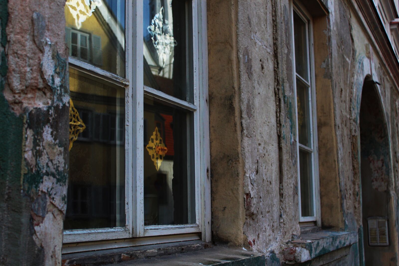 Canon EOS 1300D (EOS Rebel T6 / EOS Kiss X80) sample photo. Window, facade, broken photography