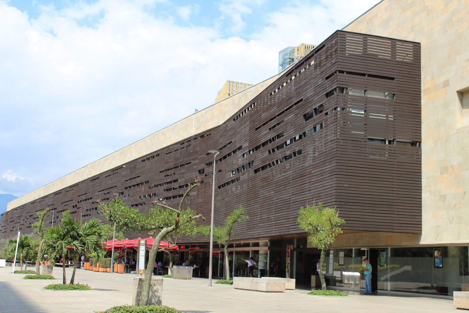 Canon EOS 1300D (EOS Rebel T6 / EOS Kiss X80) sample photo. Building, medellin photography