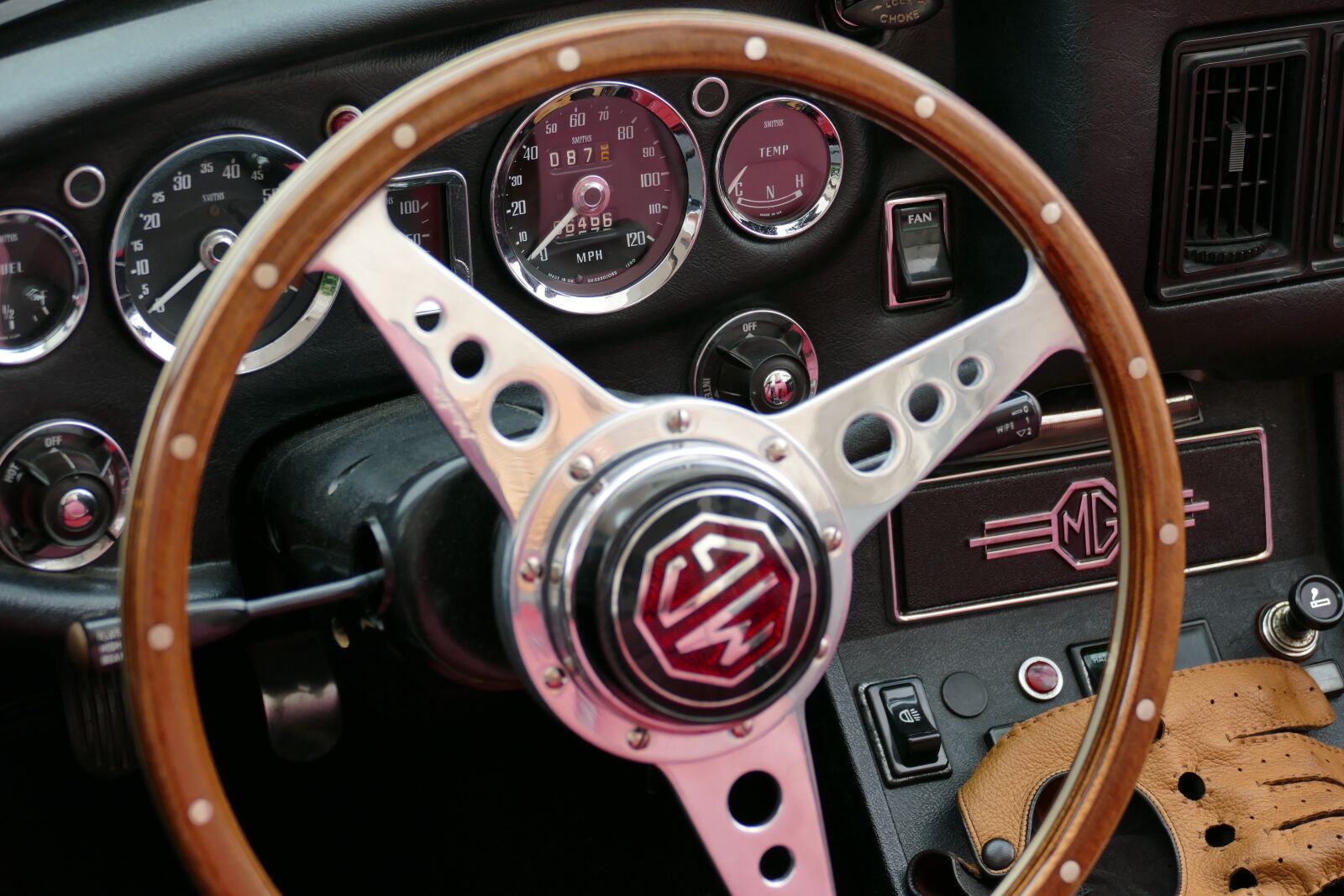 Panasonic Lumix DMC-FZ1000 sample photo. Dashboard, mg, steering photography