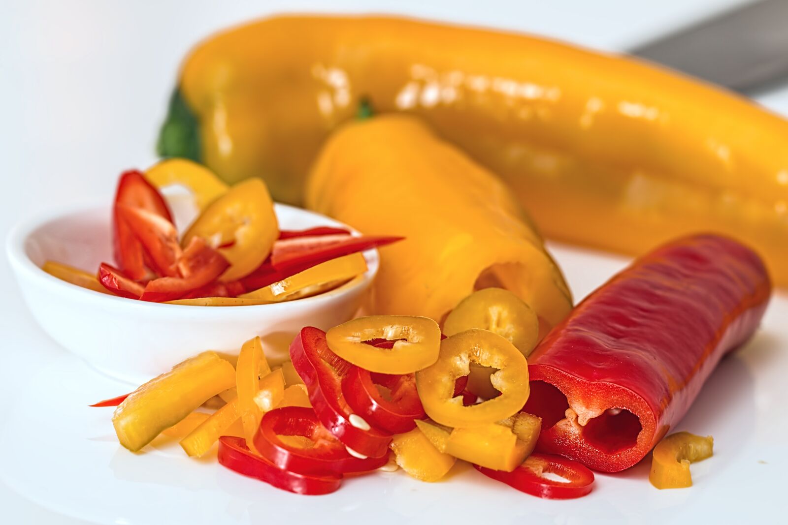 Canon EF 100mm F2.8L Macro IS USM sample photo. Sweet pepper, bell pepper photography
