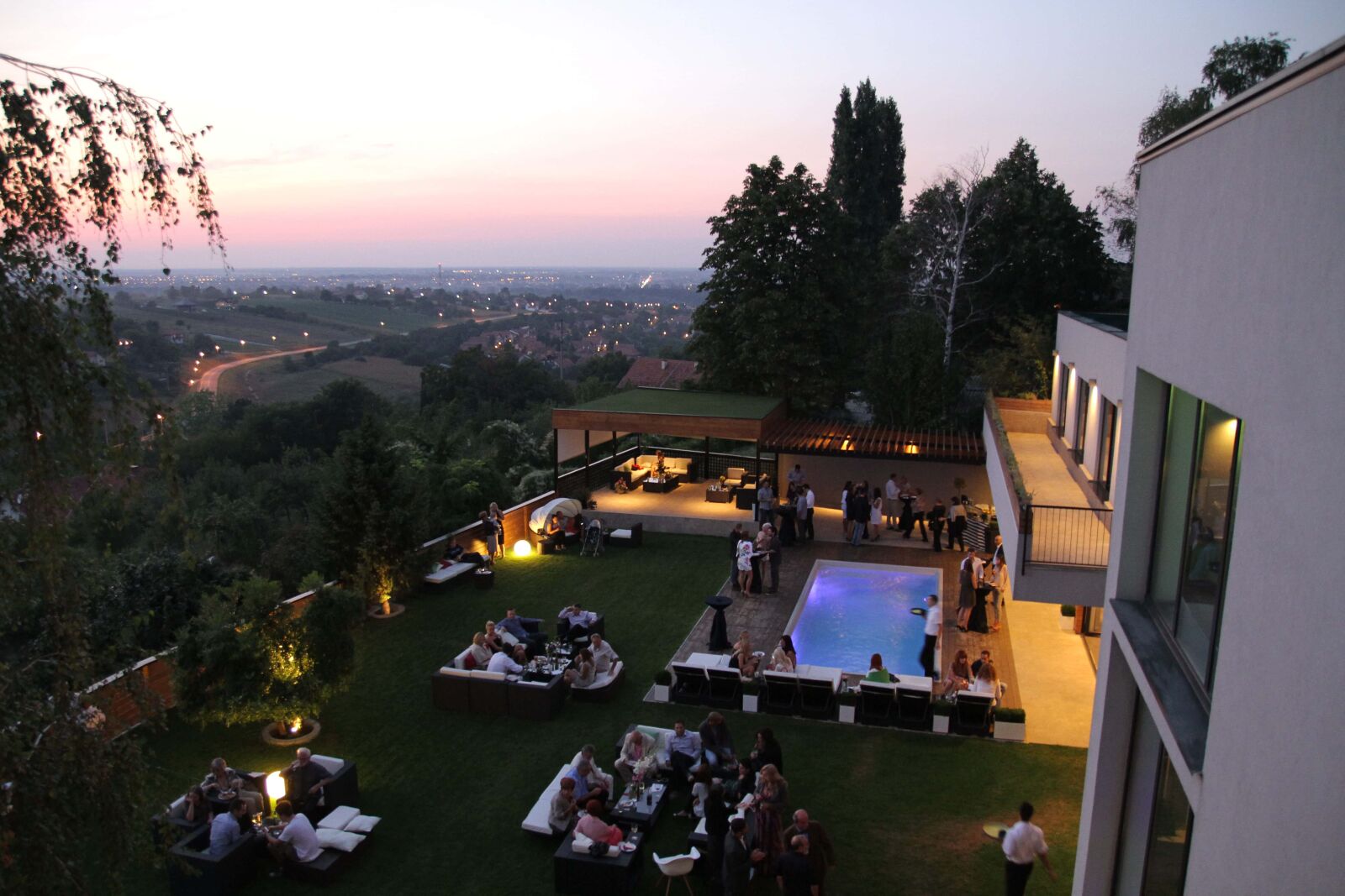 Canon EOS 7D sample photo. Crowd, evening, luxury, party photography