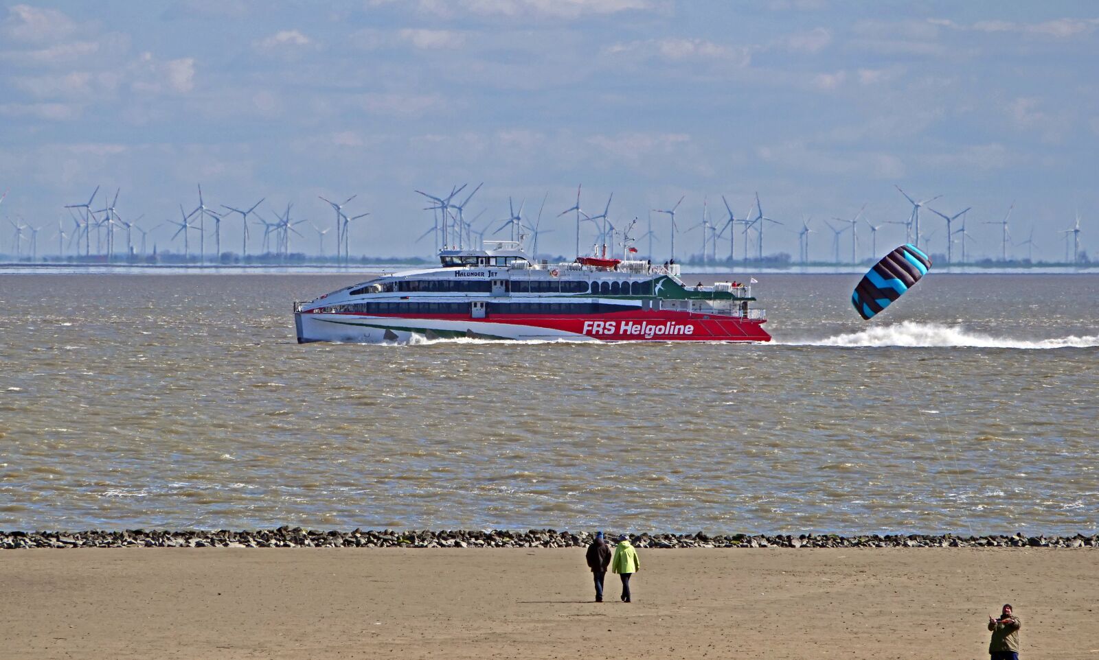 Panasonic Lumix DC-G9 sample photo. Helgoland ferry, catamaran, mouth photography