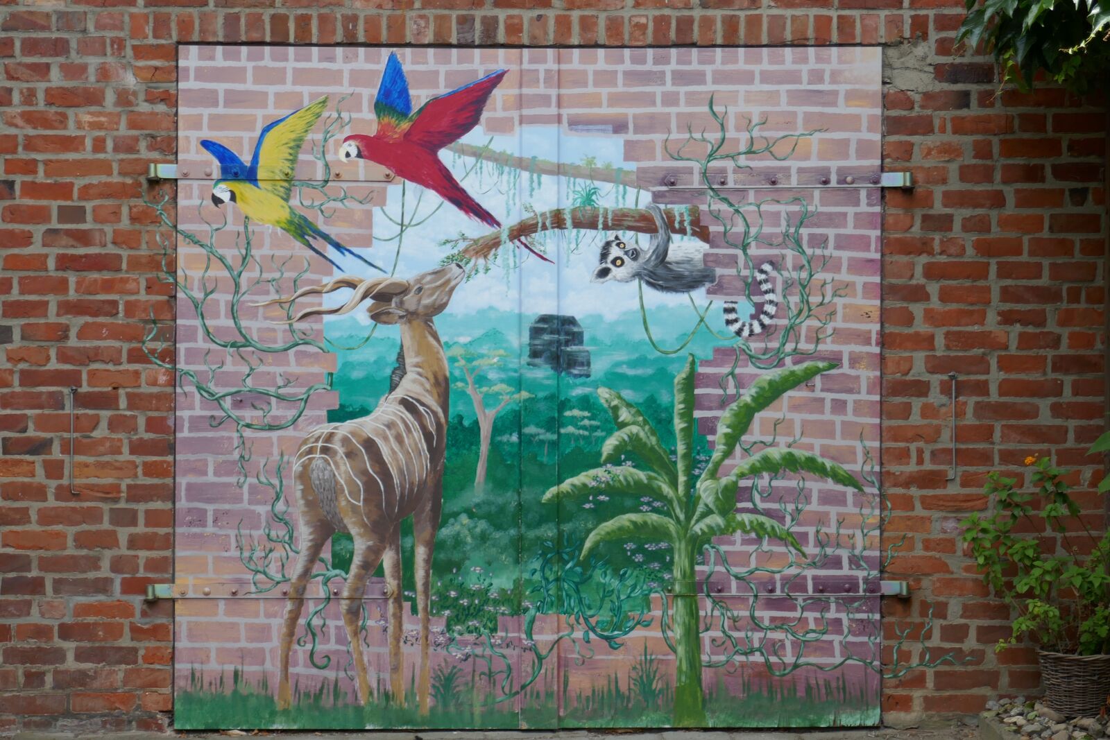 Panasonic DMC-TZ101 sample photo. Mural, hauswand, t rgem photography