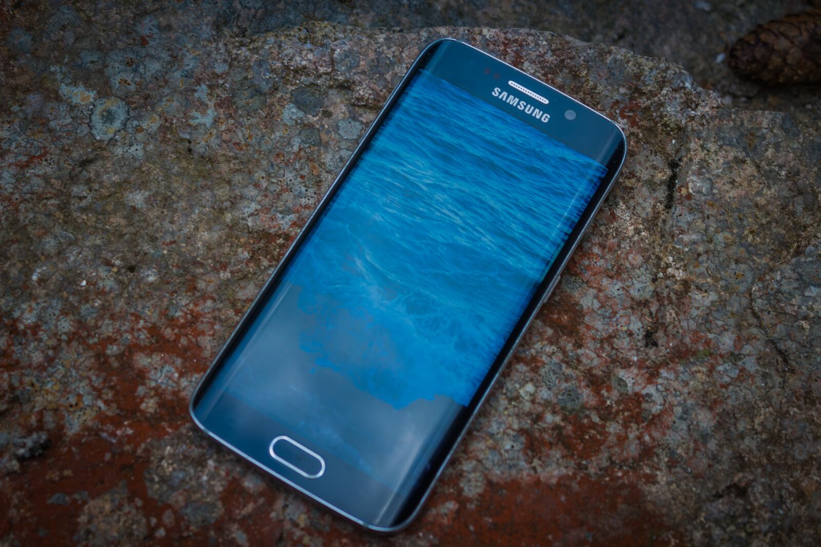 Canon EOS 100D (EOS Rebel SL1 / EOS Kiss X7) sample photo. Phone, sea, stone photography
