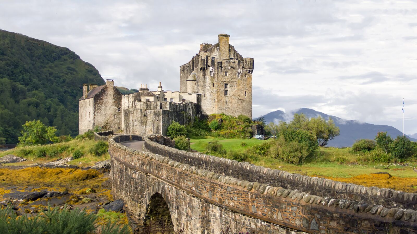 Canon EOS 550D (EOS Rebel T2i / EOS Kiss X4) sample photo. Castle eilean donan, windmill photography