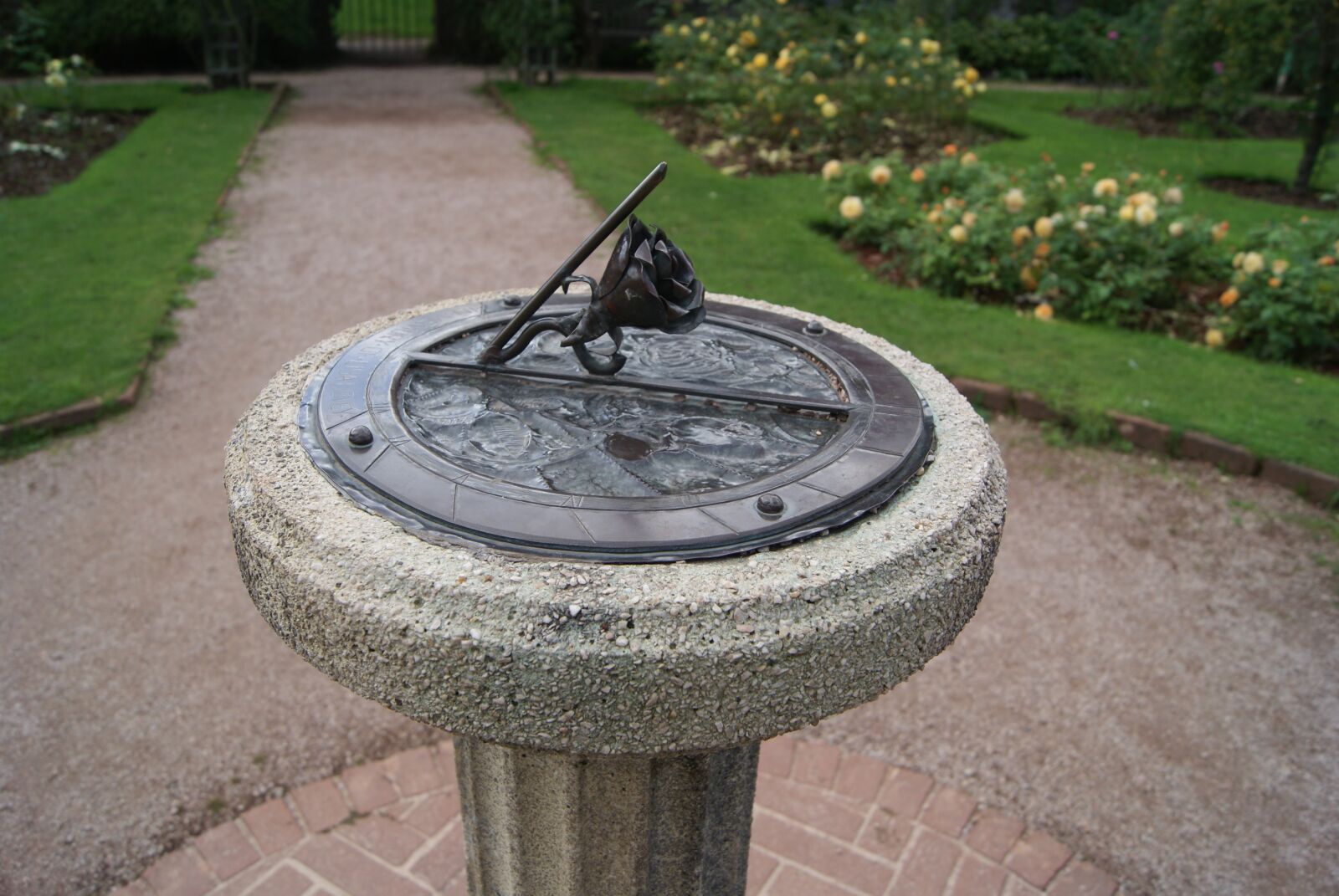 Sony Alpha DSLR-A230 sample photo. Garden, sun dial, dial photography