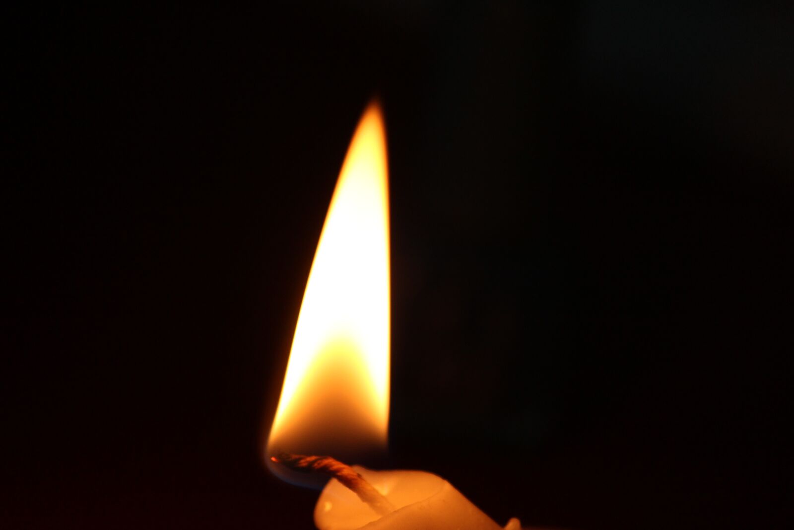 Canon EOS 700D (EOS Rebel T5i / EOS Kiss X7i) + Canon EF-S 55-250mm F4-5.6 IS II sample photo. Flame, burnt, candle photography