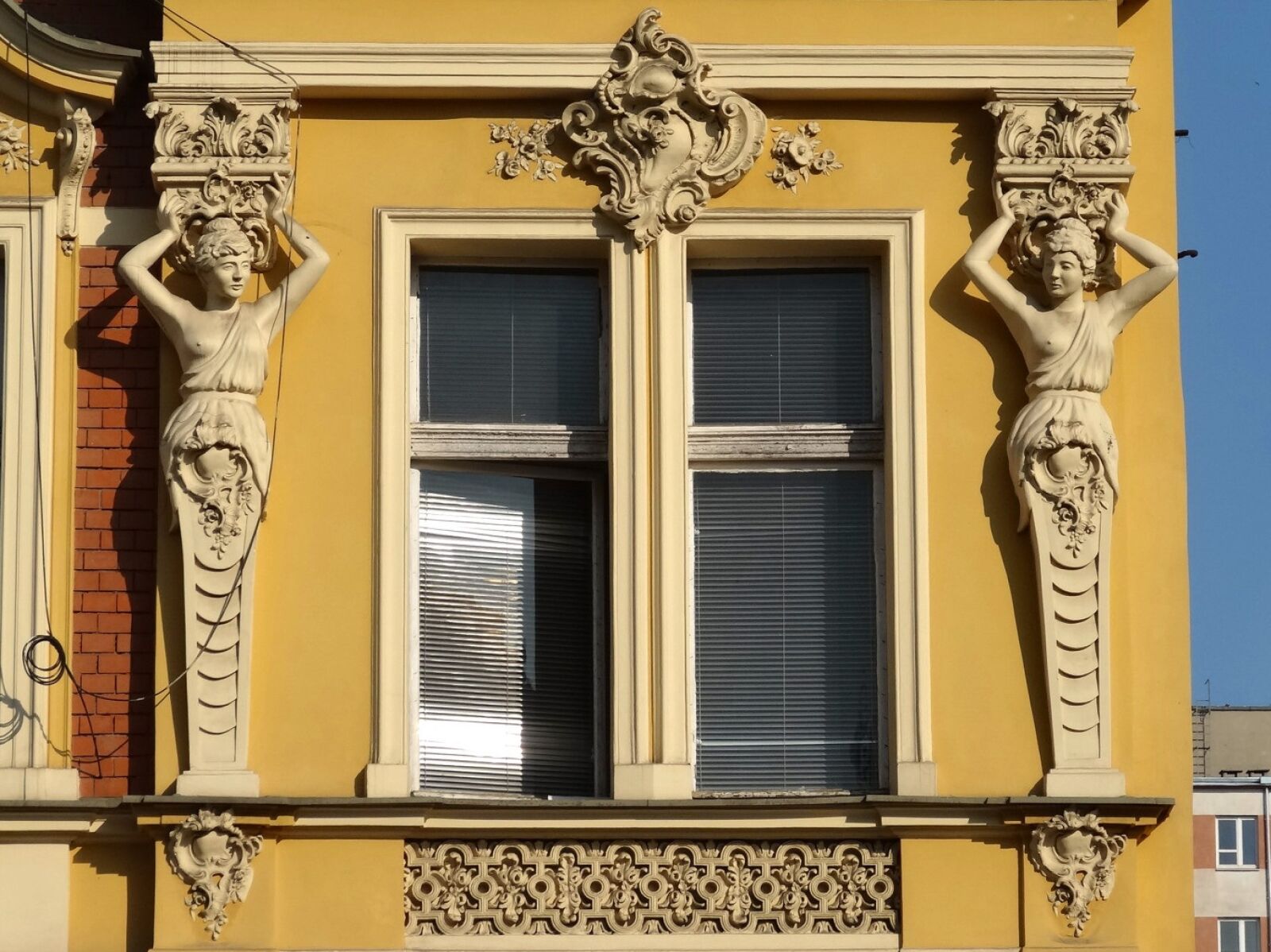Sony Cyber-shot DSC-HX20V sample photo. Bydgoszcz, windows, architecture photography